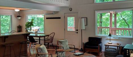 Smart-tv, een open haard, boeken en een printer