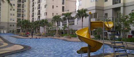 Una piscina al aire libre