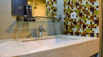 Habitación | Baño | Regadera, amenidades de baño gratuitas, toallas