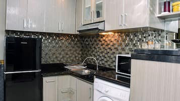 Habitación | Cocina privada | Refrigerador, parrilla de estufa y utensilios de cocina