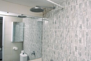 Kamer | Badkamer | Een douche, gratis toiletartikelen, handdoeken