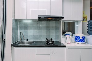 Kühlschrank, Herdplatte, Kochgeschirr/Geschirr/Besteck