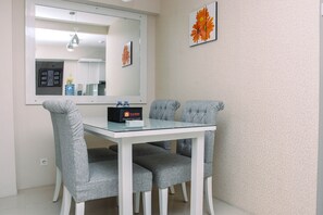 Kjøleskap, kokeplater og kjøkkenutstyr