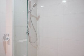 Een douche, gratis toiletartikelen, handdoeken
