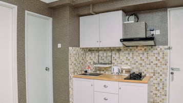 Lemari es, kompor, dan peralatan masak/sendok-piring