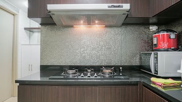 Refrigerador, parrilla de estufa y utensilios de cocina