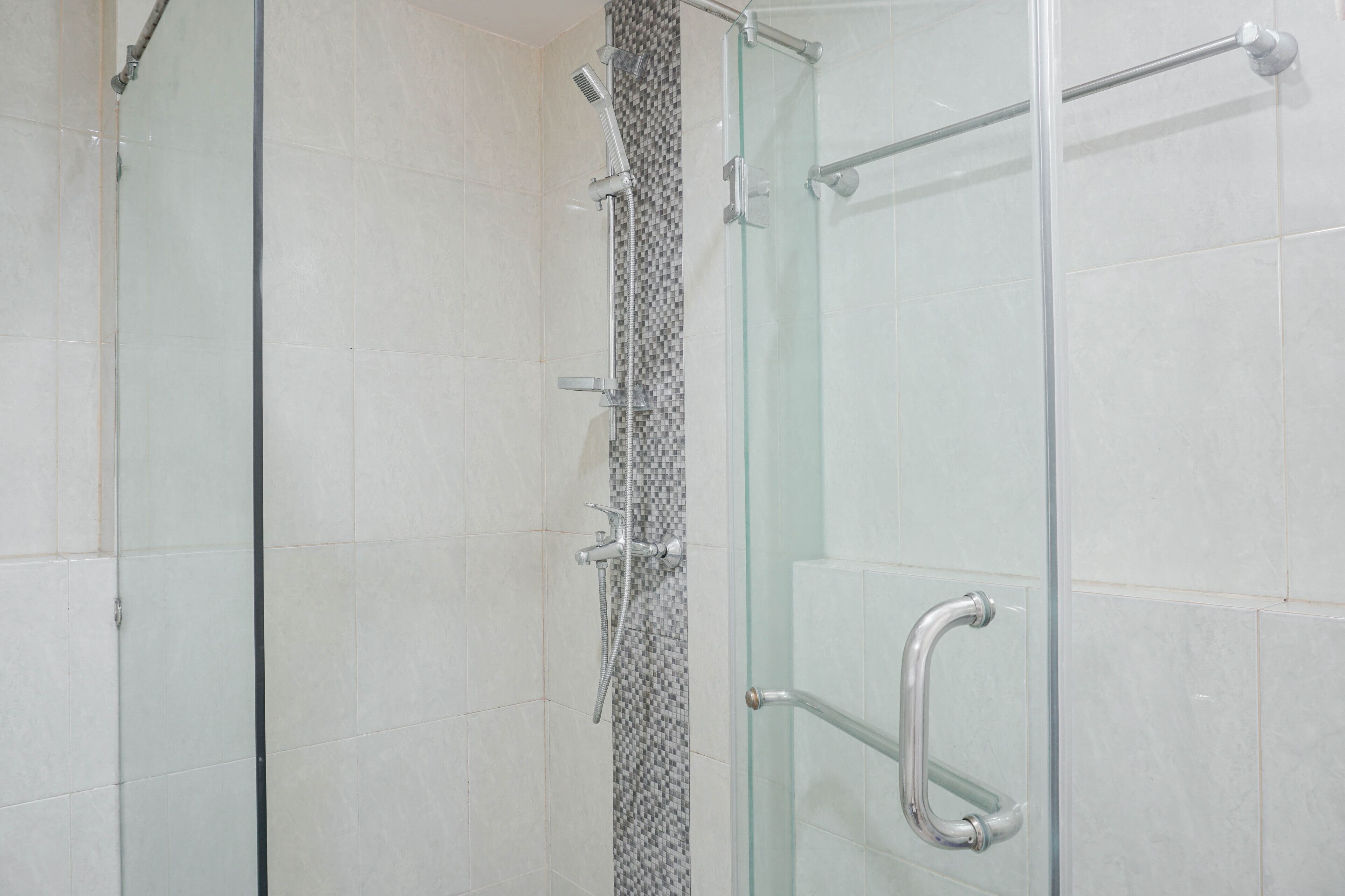 Habitación | Baño | Ducha, artículos de higiene personal gratuitos y toallas