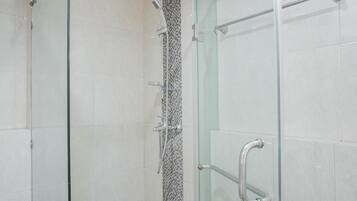 Habitación | Baño | Ducha, artículos de higiene personal gratuitos y toallas