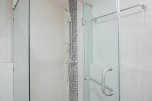 Quarto | Banheiro | Chuveiro, produtos de toalete grátis, toalhas de banho 
