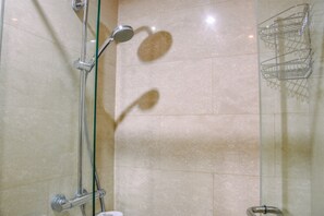 Zimmer | Badezimmer | Dusche, kostenlose Toilettenartikel, Handtücher, Shampoo
