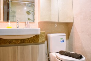Douche, articles de toilette (gratuits), serviettes fournies, shampooing