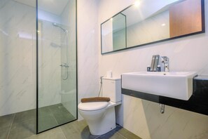 Habitación | Baño | Regadera, amenidades de baño gratuitas, toallas 