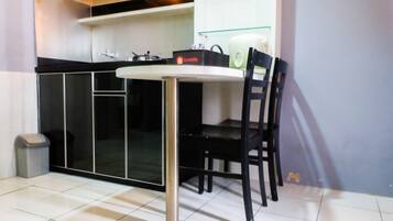 Kühlschrank, Herdplatte, Kochgeschirr/Geschirr/Besteck