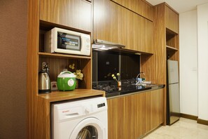 Geladeira, cooktop, talheres/pratos/utensílios de cozinha