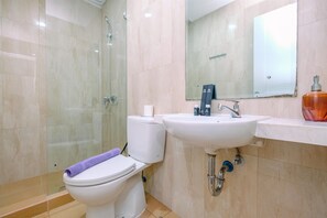 Dusche, kostenlose Toilettenartikel, Handtücher