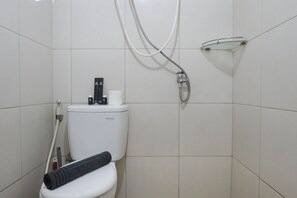 Shower, free toiletries, towels