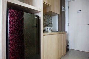 Fridge, stovetop, dishwasher, cookware/dishes/utensils - Delightful Studio Apartment at Orchard Supermall Mansion (Surabaya)
