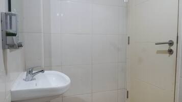 Shower, free toiletries, towels