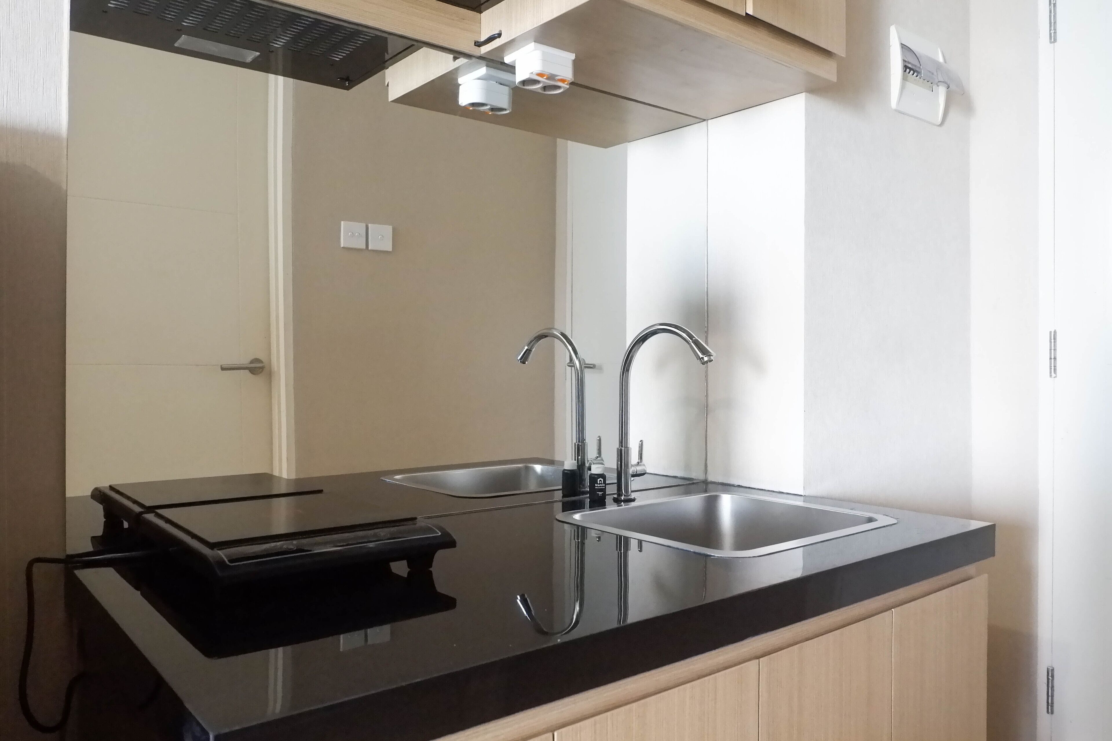 Geladeira, cooktop, talheres/pratos/utensílios de cozinha