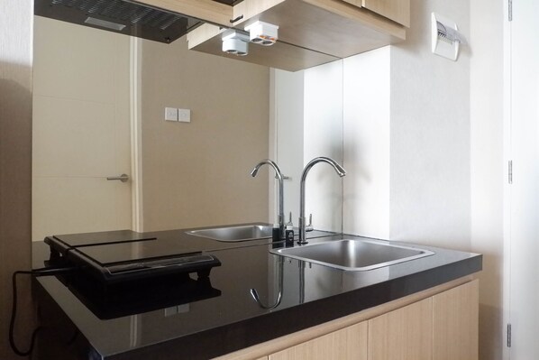 Refrigerador, placa de cocina, utensilios de cocina