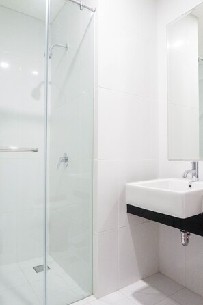 Quarto | Banheiro | Chuveiro, produtos de toalete grátis, toalhas de banho 