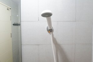 Douche, articles de toilette gratuits, serviettes fournies