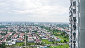 Un quartier résidentiel où se côtoient des maisons unifamiliales et des immeubles d’appartements, caractérisé par une variété de couleurs de toits et la présence de quelques espaces verts.
