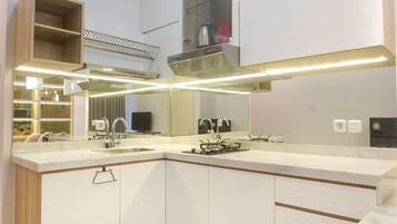 Lemari es, kompor, dan peralatan masak/sendok-piring