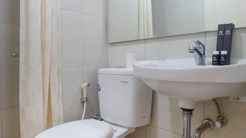Chambre | Salle de bain | Articles de toilette gratuits, serviettes fournies