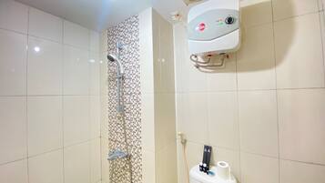 Ducha, artículos de tocador gratuitos, toallas