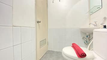 Dusche, kostenlose Toilettenartikel, Handtücher
