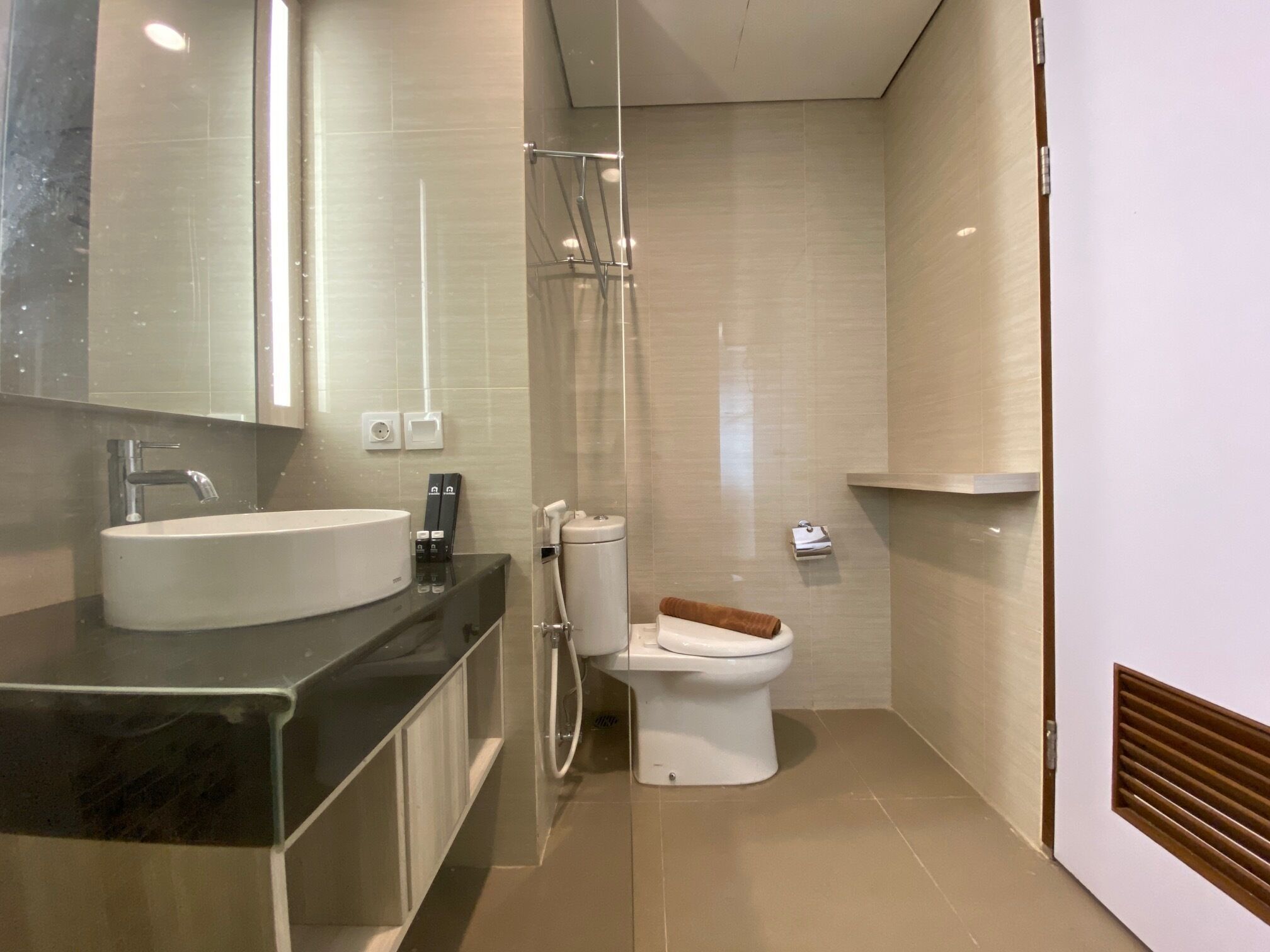 Shower, free toiletries, towels