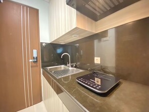 Frigorífico, placa de cocina y utensilios de cocina