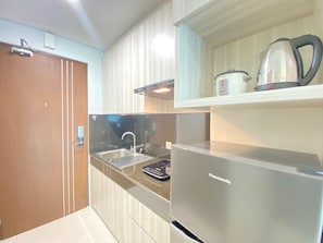Kühlschrank, Herdplatte, Kochgeschirr/Geschirr/Besteck