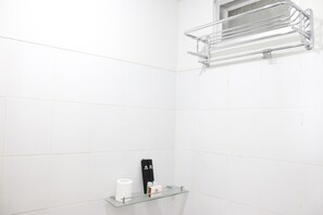 Douche, articles de toilette gratuits, serviettes fournies
