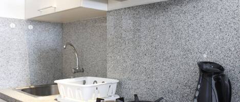 Geladeira, cooktop, talheres/pratos/utensílios de cozinha