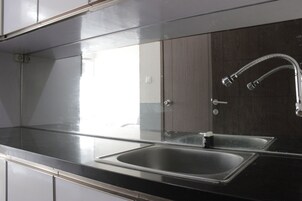 Refrigerador, placa de cocina, utensilios de cocina