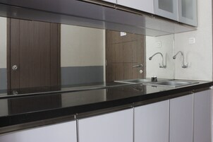 Refrigerador, placa de cocina, utensilios de cocina