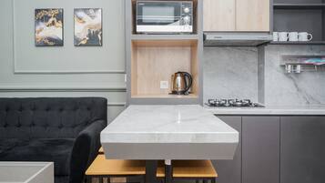 Fridge, stovetop, electric kettle, cookware/dishes/utensils