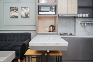 Refrigerador, placa de cocina, tetera/pava eléctrica