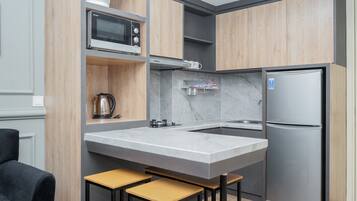 Fridge, stovetop, electric kettle, cookware/dishes/utensils