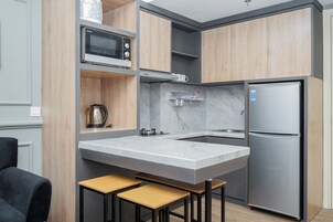 Refrigerador, placa de cocina, tetera/pava eléctrica