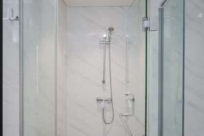 Een douche, gratis toiletartikelen, handdoeken