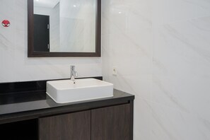 Ducha, artículos de higiene personal gratuitos y toallas