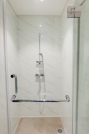 Dusche, kostenlose Toilettenartikel, Handtücher