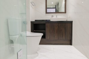 Habitación | Baño | Regadera, amenidades de baño gratuitas, toallas 