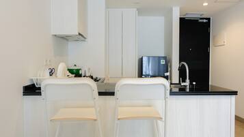 Refrigerador, placa de cocina, utensilios de cocina