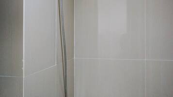 Ducha, artículos de tocador gratuitos, toallas