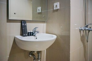 Ducha, artículos de tocador gratuitos, toallas