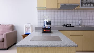 Køleskab, kogeplade, køkkentøj/tallerkener/redskaber